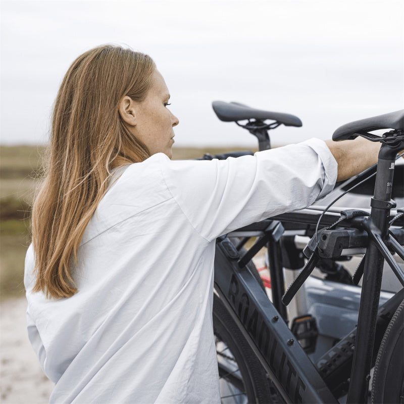 Thule OutWay Hanging-Style Trunk Bike Rack (Up to 2 Bikes) - Silver/Black