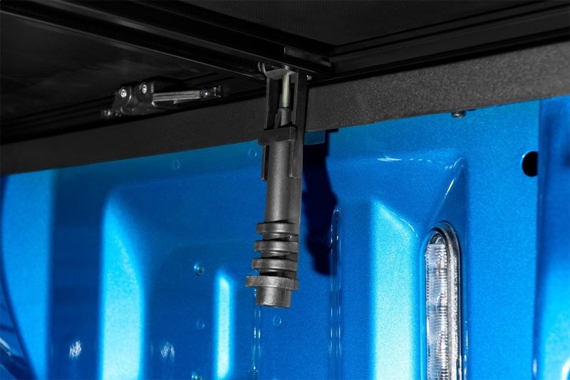 Lund 05-17 Nissan Frontier (5ft. Bed w/o Utility Track) Genesis Tri-Fold Tonneau Cover - Black