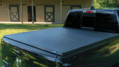Lund 02-17 Dodge Ram 1500 (6.5ft. Bed Excl. Beds w/Rambox) Genesis Tri-Fold Tonneau Cover - Black